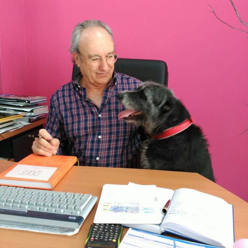 Clínica Veterinaria los Olmos abuelo trabajador